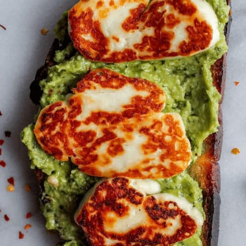 Pesto hummus sandwich with crispy halloumi and roasted red peppers